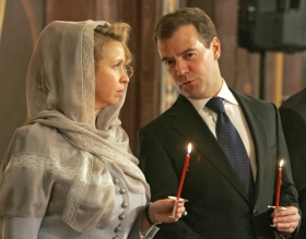 Medveděv s manželkou. Oslava ortodoxních Velikonoc v Moskvě.