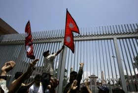 Demonstranti vyzývají nepálského krále, aby opustil palác.