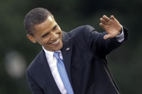 Obama přichází ke Sloupu vítězství za jásotu a potlesku desetitisíců.