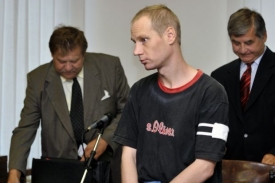 Petr Opěla (uprostřed) stráví za mřížemi tři roky.