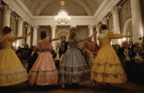 Tanec pro turisty v šatech z doby Mikuláše II. na Nový rok, Petrohrad.