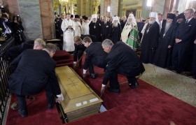 Pohřeb ostatků členů carské rodiny v Petrohradě roku 2006.