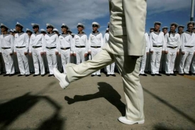 Ruští námořníci vítají na palubě Medvěděva a Cháveze.