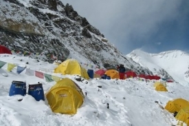Základní tábor pod Everestem osiří. Dva měsíce nikdo na horu nesmí.