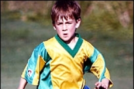 Devítiletý chlapec a je hráčem Manchesteru.