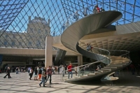 Interiér skleněné pyramidy v Louvru
