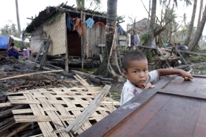 Některé rodiny uprchly do džungle a postavily si nouzové přístřešky.