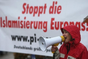 Demonstranti žádají zastavení islamizace Evropy.
