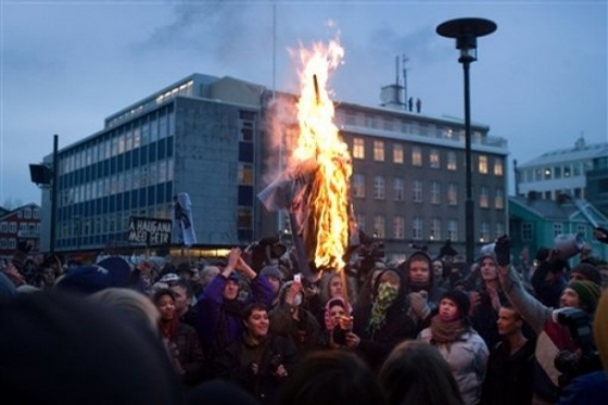 Hardeho zapálená figurína před parlamentem.
