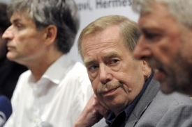 Václav Havel s režisérem Davidem Radokem a ředitelem Ondřejem Hrabem.