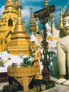 Buddhova schránka. V největší buddhistické svatyni světa Schweidagonské pagodě se prý skrývá osm vlasů Buddhy.