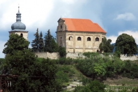 Kostel Nejsvětější Trojice a jeho zvonice od Křešic.