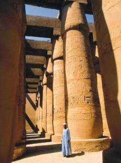 Pocta Amonovi. Karnak s řadou svatostánků na počest boha Amona je největším chrámovým komplexem v Egyptě.