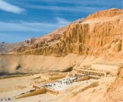 Chrám pod srázem. Nedaleko Údolí králů se nachází terasovitý komplex chrámu královny Hatšepsovet.