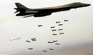 Americký bombardér B-1B Lancer vypouští svůj smrtonosný náklad.