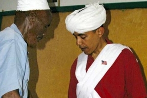 Barack Obama už turban nosil. Na návštěvě v Africe.