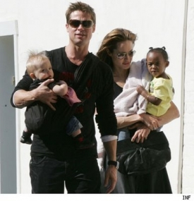 Brad Pitt a Angelina Jolie a dcerami Shiloh a Zahara.