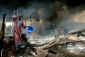 Muž si stírá z tváře saze po výbuchu benzinového potrubí, při němž přišlo o život nejméně 260 lidí. Potrubí navrtali zloději, kteří se živí rozprodáváním benzinu. 1. cena v kategorii Reportáž, samostatná fotografie. Foto: Akintunde Akinleye, Reuters 