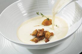 Bílá cibulovo-smetanová polévka.