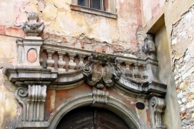 Barokní portál zámku.