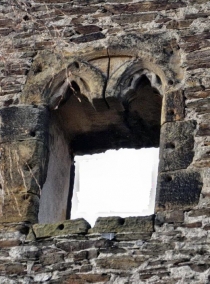 Sdružené gotické okno paláce.