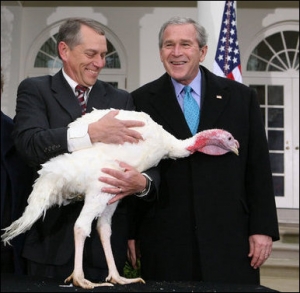 Bush uděluje milost krocanovi na díkuvzdání.