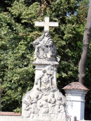 Pieta na mostě přes Rokytnou, podstavec je reliéfně neobyčejně bohatý.