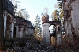 Ruiny kostela 14. svatých pomocníků.