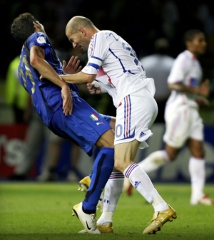 Fotbalista Zinédine Zidane byl 9. června ke konci prodloužení finále MS mezi Francií a Itálií v Berlíně vyloučen za to, že hlavou vrazil do hrudníku Itala Marca Materazziho.