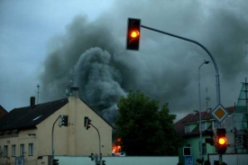 Požár v Akumě ochromil dopravu v přilehlé části města.