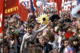 Prvomájový průvod na Letné, rok 1986.