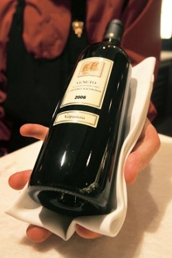 Lehké červené víno Cabernet Sauvignon 2006 z Veneta.