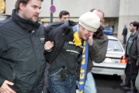 Policisté zatíkají pravicového extrémistu, 10.listopadu 2007