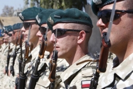 Polští vojáci po pěti letech v Iráku končí.