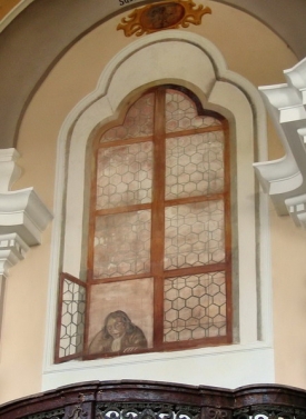 Iluzivní okno v kostele.
