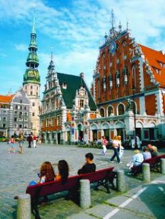 Stará Riga. Radniční náměstí zdobí gotický Dům černohlavců. Vlevo je vidět věž kostela sv. Petra.