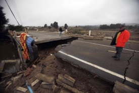 Zemětřesení zavinilo, že na mnoha místech popraskala země.