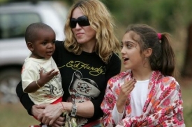 Zpěvačka Madonna s adoptivním synem Davidem a dcerou Lourdes.