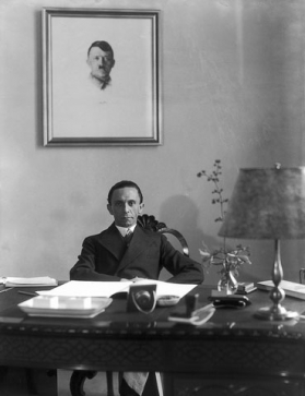 Joseph Goebbels ve své pracovně.
