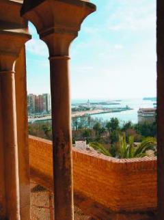 Opevnění s výhledem. Bývalá pevnost muslimských vládců Alcazaba skýtá výhled na město a přístav.