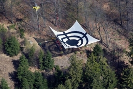 Základní tábor aktivistů Greenpeace na kótě 718.