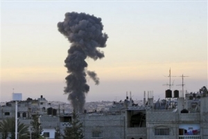 Kouř po pátečním izraelském útoku na tunely na jihu Gazy.