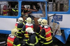 Záchranáři vyprošťovali raněné několik hodin.
