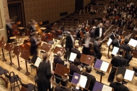 Česká filharmonie je bez šéfdirigenta, možná bude i bez ředitele
