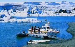 Evropské prvenství. Vatnajökull je největším evropským ledovcem (8300 km2).trova. K polárnímu kruhu je to odtud asi 100 km.