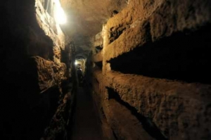 Podzemní prostory, kde byly lidské ostatky po staletí pohřbeny.