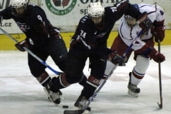 Hráči USA Matt Rust (vlevo) a Vinny Saponari a hráč českého týmu Michal Bartošek (vpravo) v utkání turnaje pěti zemí hokejistů do osmnácti let, které se hrálo 7. února v Mostě.