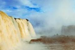 Závěsy vody. Vodopády Iguacú jsou širší než Viktoriiny vodopády a vyšší než Niagarské.