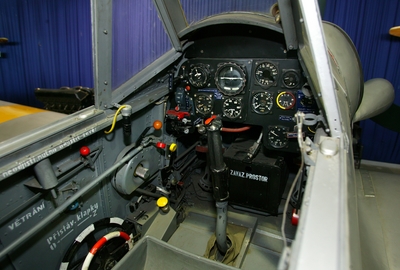 Přední pilotní prostor ve dvojmístné verzi CS-199. Mezek kladl značné nároky na pilotáž.