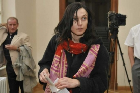 Helena Fahrnerová přichází k brněnskému krajskému soudu.